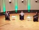 Dr. Marcel Huber (links im Bild) in der Diskussion